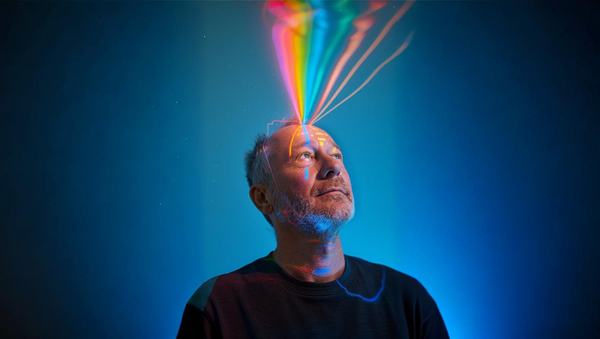 Retrato de un hombre de cuya frente parten rayos de colores, generada con IA.